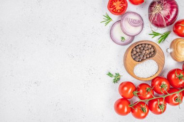 Beyaz mutfak arka planında taze sebzeler ve baharatlar, üst manzara. Boşluğu kopyala.