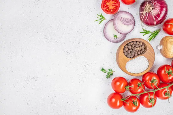 Beyaz mutfak arka planında taze sebzeler ve baharatlar, üst manzara. Boşluğu kopyala.