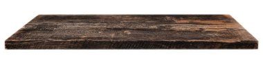 Kırsal ahşap bir raf kaba desenli ve koyu yaş tahıllı, beyaz bir zemin üzerinde izole, ürün gösterimi veya klasik tasarım kavramları için ideal,