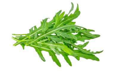 Beyaz arka planda izole edilmiş taze roka yaprakları canlı yeşil renklerini ve salatalar ve sağlıklı yemekler için uygun tırtıklı şekillerini sergiliyor..