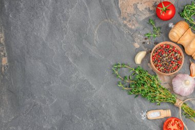 Karanlık bir taş zemin üzerinde otlar, baharatlar ve sebzelerden oluşan kırsal bir düzlük yemek, baharat ve Akdeniz mutfağı temaları için idealdir..