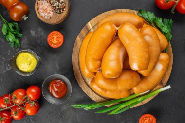 Taze domatesler, otlar, soslar ve esrarlı baharatlarla çevrili füme soslarla dolu yuvarlak ahşap tabaklar..