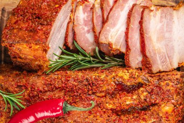 Baharatlı fırında jambon ve biberiye dilimlenmiş ve servis edilmeye hazır..