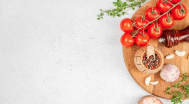 Sarımsaklı, biberli, otlu ve ahşap tahtada pembe tuzlu taze vişneli domatesler. Boşluğu kopyala, üst görünüm.