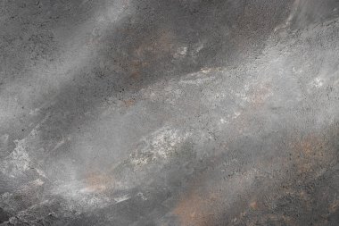 Endüstriyel tasarım için doğal pas ve doku varyasyonlarıyla pürüzlü gri beton yüzey.