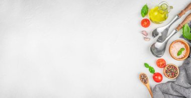 Baharat, bitki, kap kacak ve beyaz desenli yüzeyde zeytinyağı ile mutfak arka planı. Uzun afiş biçimi. Üst Manzara. Boşluğu kopyala