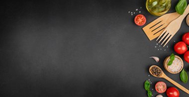 Domatesli, otlu ve siyah arka planda baharatlı taze yemek malzemeleri ve kap kacak. Uzun afiş biçimi. Üst Manzara. Boşluğu kopyala