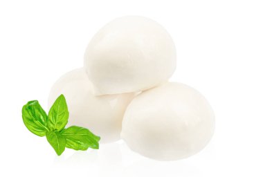 Fesleğen yapraklı taze mozzarella peynir topları beyaz arka planda izole, İtalyan yemekleri için mükemmel..