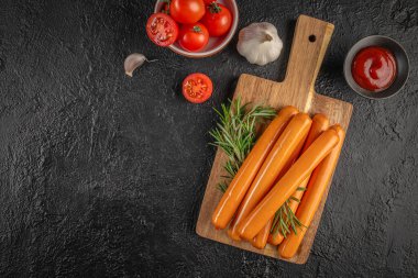 Biberiye, domates, sarımsak ve ketçapla pişirilmemiş sosisler. Üst Manzara. Boşluğu kopyala