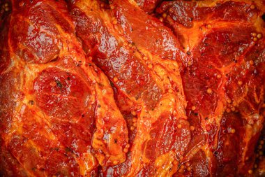 Izgara ya da kızartmaya hazır kırmızı soslu baharat ve hardal tohumlu çiğ et yakın plan..