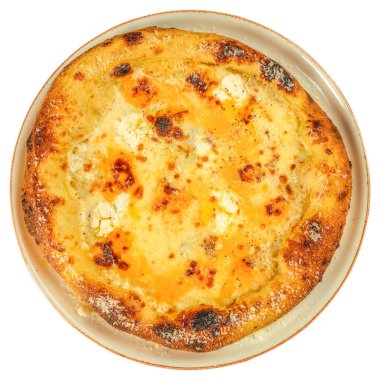 Kabaran mozzarella, gorgonzola, ricotta ve parmesan peynirli dört peynirli pizza. Beyaz arka planda izole edilmiş. en üstteki görünüm.