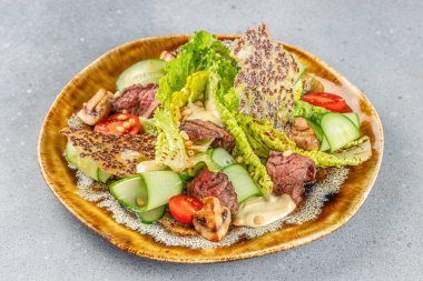 Marullu ızgara biftek salatası, salatalık kurdelesi, kiraz domatesleri, mantar, çam fıstığı, kremalı sos ve çıtır tohum krakeri..