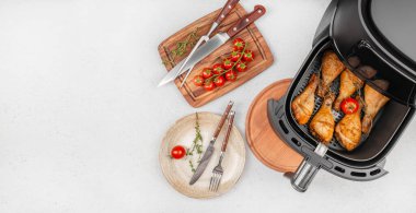 Modern mutfak tezgahında taze domatesli tavuk budu ve otlar. Üst Manzara. Boşluğu kopyala.