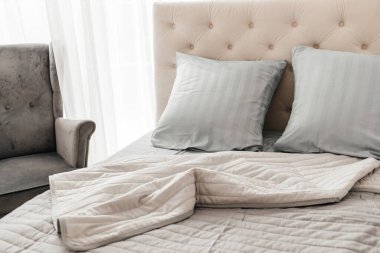 Modern yatak odası, düzenli yastıklar ve rahat bir yatak odası..