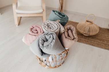 Sarılmış yorganlar ve farklı renklerde battaniyeler. Evde rahatlık, konfor ve sıcaklık kavramı,