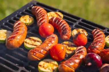 Izgara sosis, sebzeli ve domatesli açık havada ızgara ızgara ızgara ızgara..