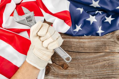 Amerika 'da İşçi Bayramı kutlaması. Aletler ve Amerikan bayrağıyla. Üst Manzara. Boşluğu kopyala.