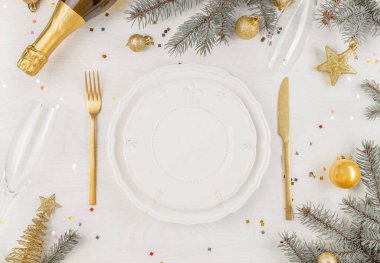 Altın madalyalar ve şampanyayla süslenmiş zarif bir Noel sofrası. Üst Manzara. Boşluğu kopyala.