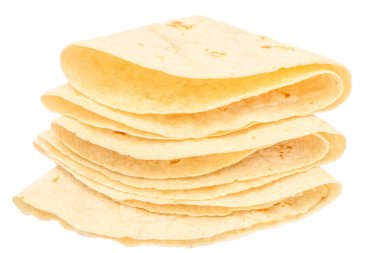 Beyaz arkaplanda izole edilmiş katlanmış un tortilla yığını.