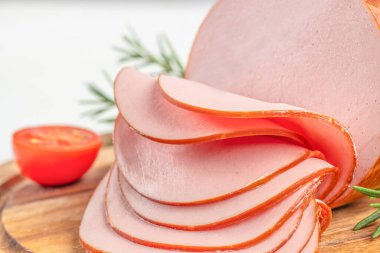 Dilimlenmiş füme sosis, domates ve ahşap tahtada biberiye..