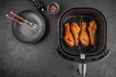 Kavrulmuş tavuk budu, baharatlı ve otlu kızartma makinesinde. Üst Manzara. Boşluğu kopyala.