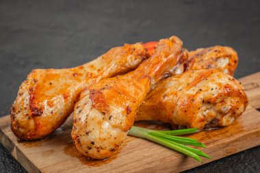 Tahtada baharat olan kızarmış tavuk budu. Boşluğu kopyala.