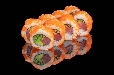 Avokado salatalıklı ton balığı suşisi ve siyah arka planda tobiko..