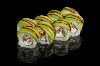 Somon, krem peynir, salatalık ve soslu avokado soslu taze suşi..