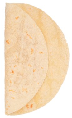 Taze tortilla beyaz arka planda yarı izole bir şekilde katlanmış. Taco, burrito, quesadilla, Meksika ve Meksika mutfağı için geleneksel yassı ekmek.