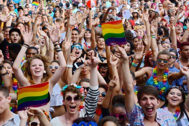 Papaz kalabalığı alkışlıyor, eller havaya.