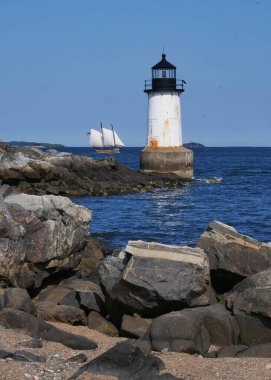 Arkaplanda Gemisi Olan Deniz Feneri