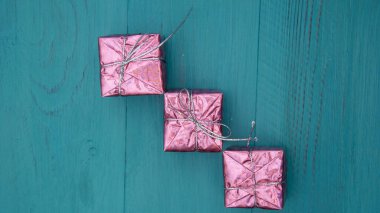 Tahta Arkaplanda Noel Hediyesi Kutuları