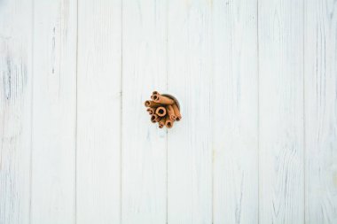 Ahşap arka planda eski paslı metal zincir