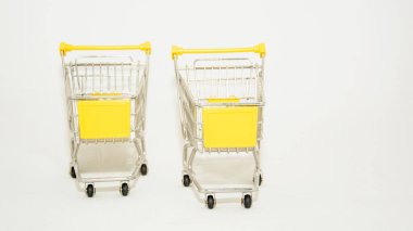 Arka planda boş süpermarket sepetleri