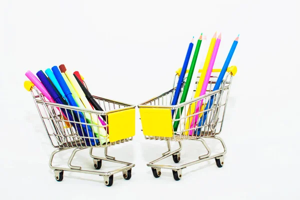 Lápis Coloridos Marcadores Estão Uma Cesta Belo Fundo — Fotografia de Stock