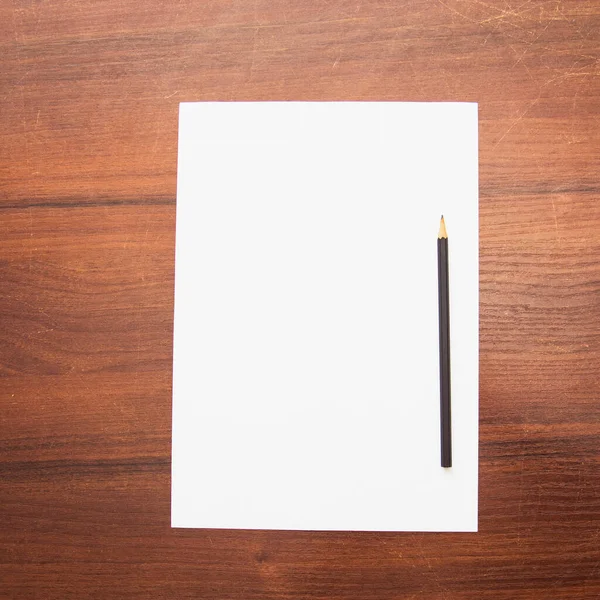 Livro Branco Branco Lápis Sobre Fundo Madeira — Fotografia de Stock