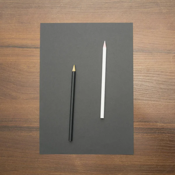 木製の背景に黒い鉛筆とペン — ストック写真