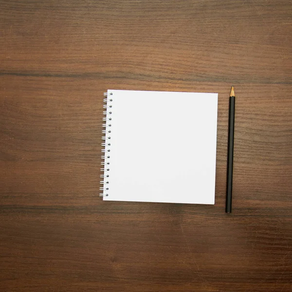 木製の背景上にペンで空白のメモ帳 — ストック写真
