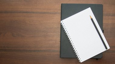 Bir fotoğraf stüdyosundaki arka planda güzel bir defter ve kalem.