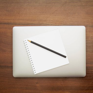 Bir fotoğraf stüdyosundaki arka planda güzel bir defter ve kalem.