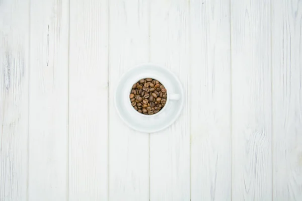 香り高いフレッシュナチュラルコーヒー豆のカップ — ストック写真