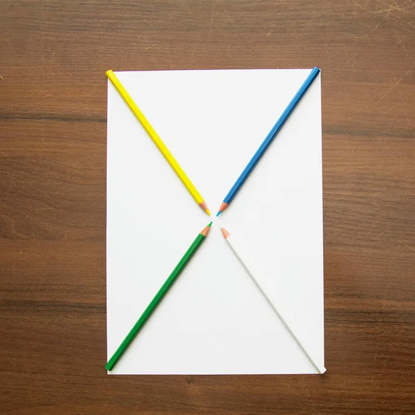 Ένα Μολύβι Βρίσκεται Ένα Λευκό Φύλλο Χαρτιού Ένα Όμορφο Φόντο — Φωτογραφία Αρχείου