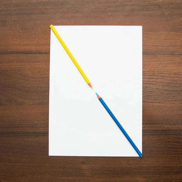 鉛筆は写真スタジオの美しい背景の上に空白の紙の上にあります — ストック写真
