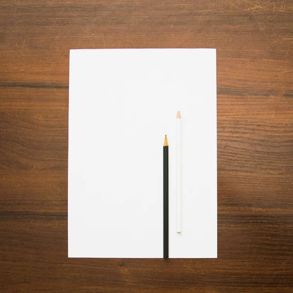 Ołówek Leży Pustej Kartce Papieru Pięknym Tle Studiu Fotograficznym — Zdjęcie stockowe