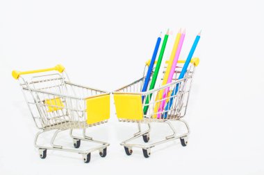 Renkli kalemler ve kalemler güzel bir arka planda bir sepetin içinde.