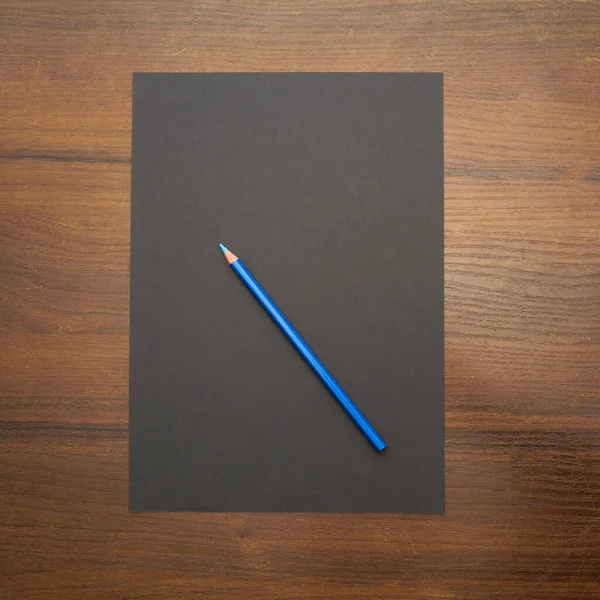 Egy Ceruza Fekszik Egy Üres Papírlapon Gyönyörű Háttérrel Egy Fotóstúdióban — Stock Fotó