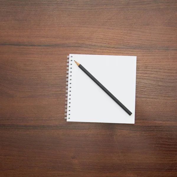 鉛筆をテーブルの上に置いた白いノートペンの上からの眺め — ストック写真