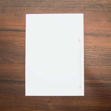 Siyah masanın üstünde boş beyaz kağıt levha, üst manzara. maket yap