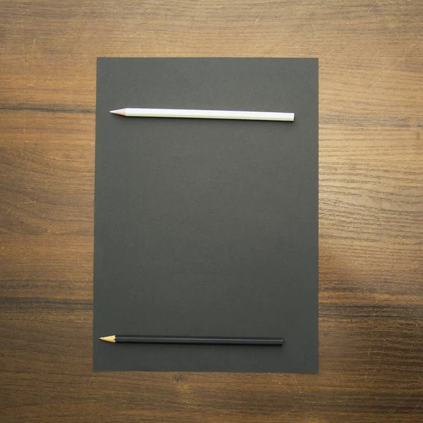 Чистый Лист Бумаги Ручкой Деревянном Фоне — стоковое фото