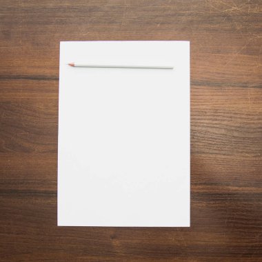 Beyaz arkaplan ile boş kağıt sayfa